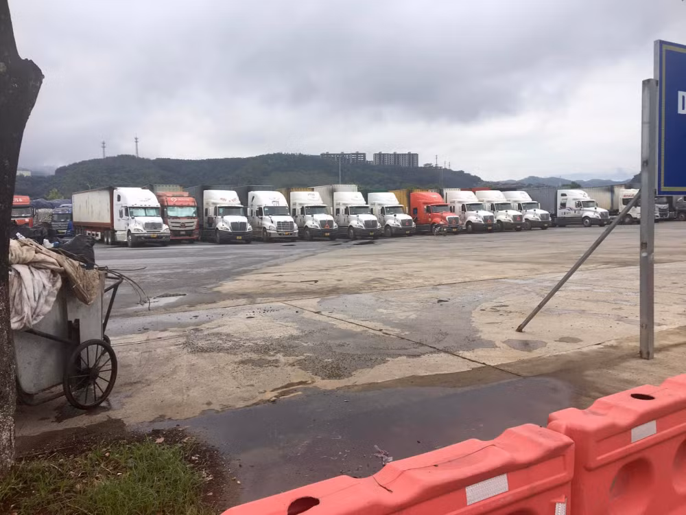 Xe chở hàng hóa xuất khẩu sang Trung Quốc chờ thông quan tại cửa khẩu quốc tế đường bộ số 2 Kim Thành (Lào Cai).