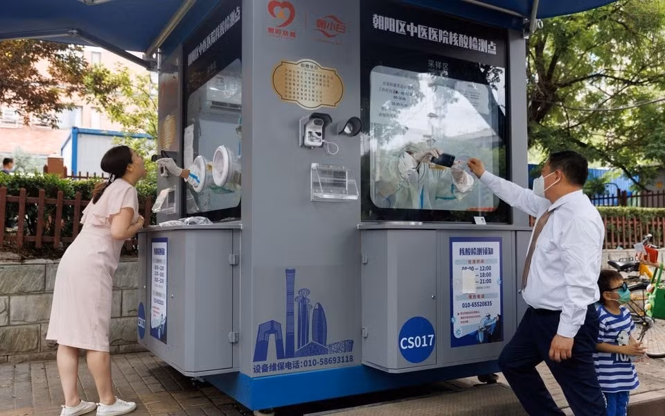 Bắc Kinh bố trí rất nhiều điểm xét nghiệm COVID lưu động ở các khu vực công cộng. Ảnh: Reuters