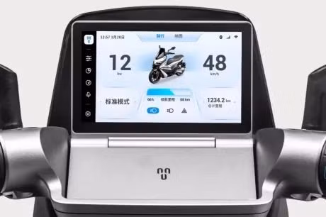 Ngoài ra, Real 5T còn trang bị cho xe loạt tiện ích hiện đại như màn hình màu TFT có khả năng đóng mở hiển thị nhiều thông tin chi tiết của xe, khóa thông minh NFC, hệ thống định vị dẫn đường, giải trí trực tuyến, hiển thị thông tin thời tiết, dữ liệu hành trình và nhiều tính năng tương tự hệ thống giải trí trên xe ôtô ngày nay.