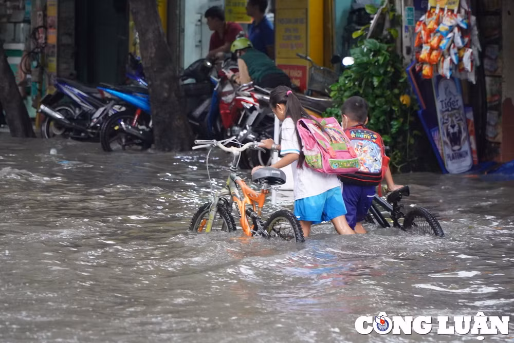 o to bien thanh tau ngam xe may bi bom loi nuoc sau con mua o tp hcm hinh 8