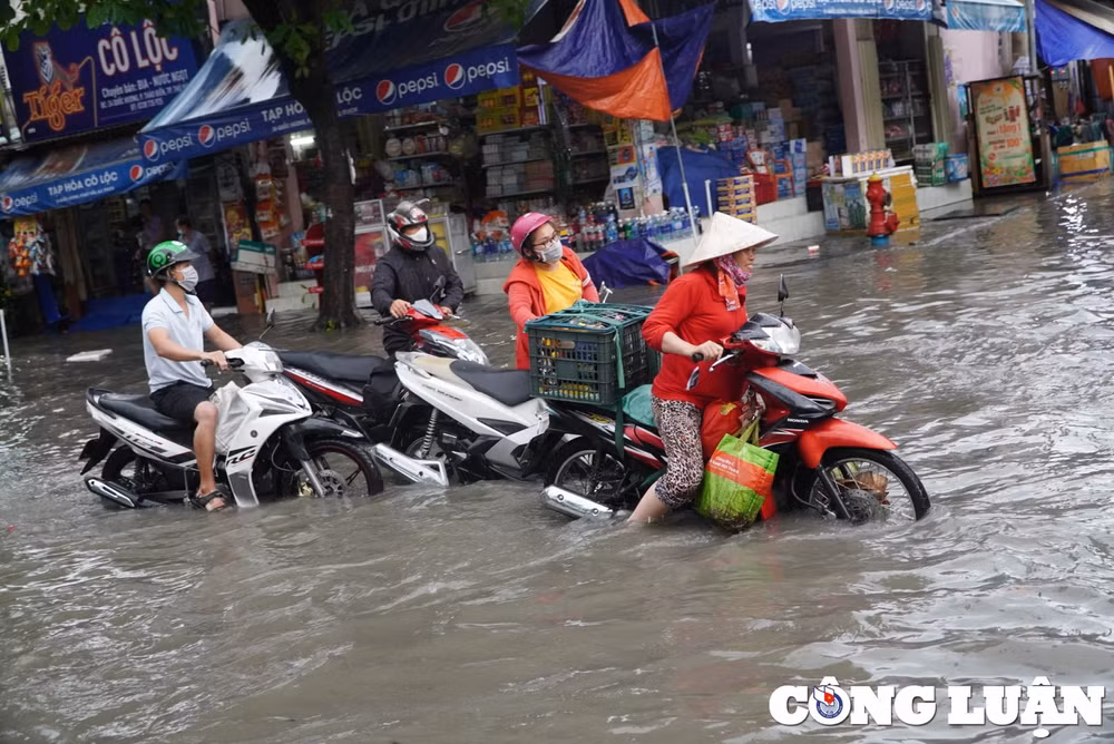 o to bien thanh tau ngam xe may bi bom loi nuoc sau con mua o tp hcm hinh 14