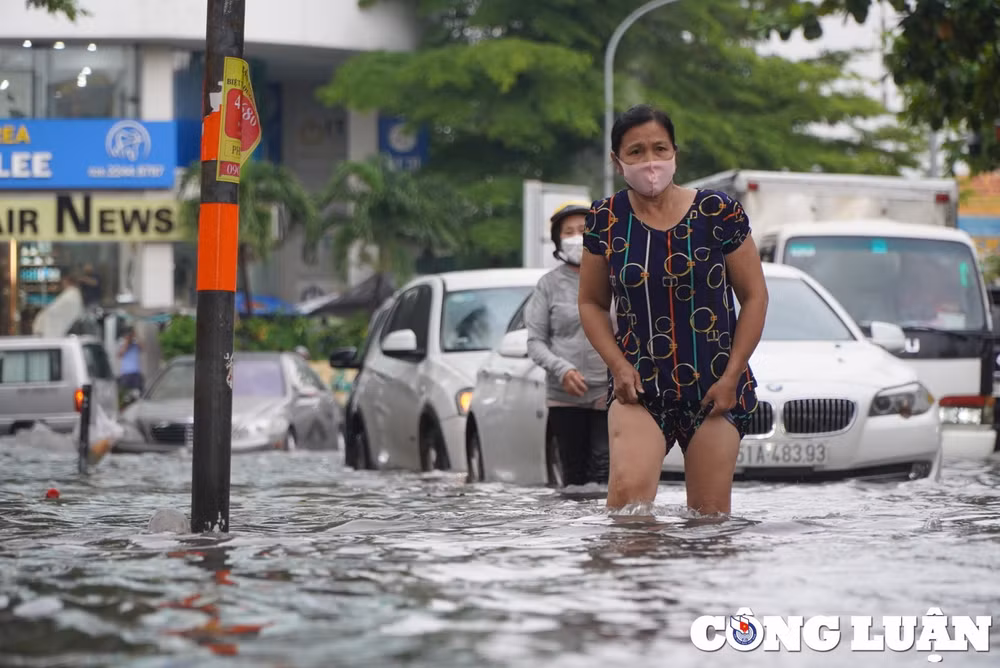 o to bien thanh tau ngam xe may bi bom loi nuoc sau con mua o tp hcm hinh 2
