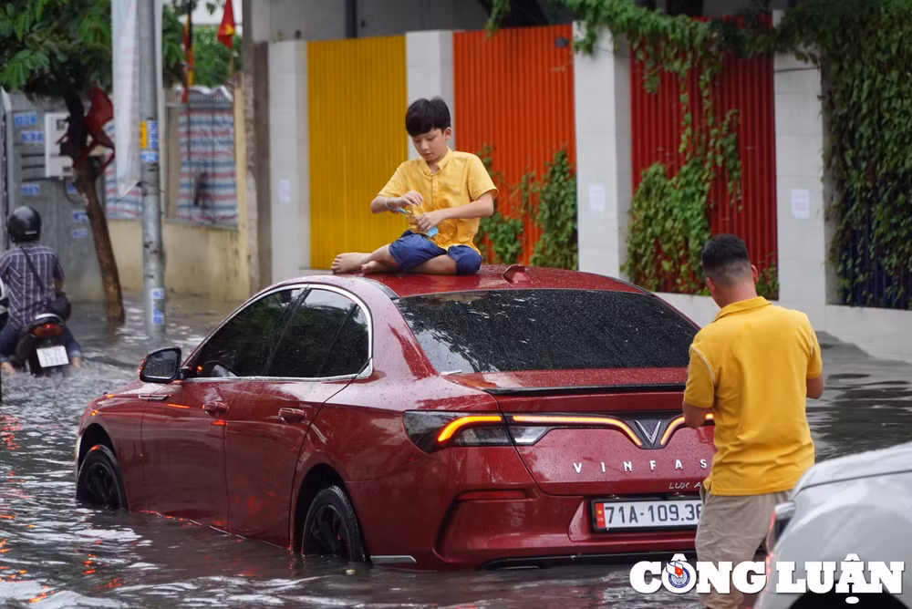o to bien thanh tau ngam xe may bi bom loi nuoc sau con mua o tp hcm hinh 9