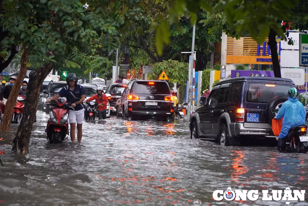 o to bien thanh tau ngam xe may bi bom loi nuoc sau con mua o tp hcm hinh 3