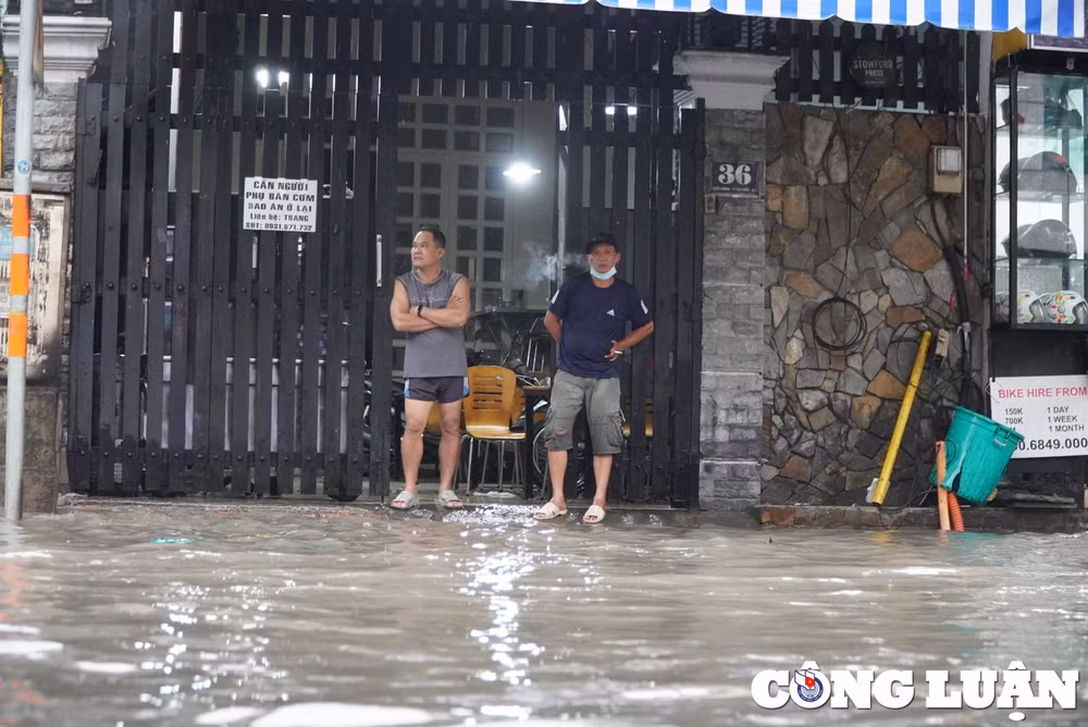 o to bien thanh tau ngam xe may bi bom loi nuoc sau con mua o tp hcm hinh 10