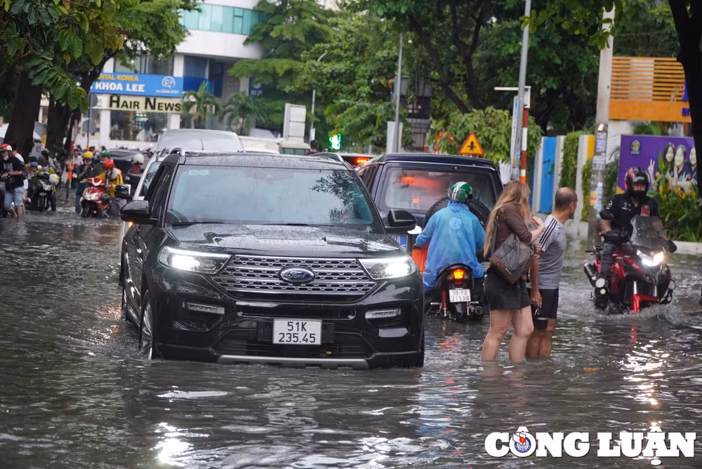 o to bien thanh tau ngam xe may bi bom loi nuoc sau con mua o tp hcm hinh 12