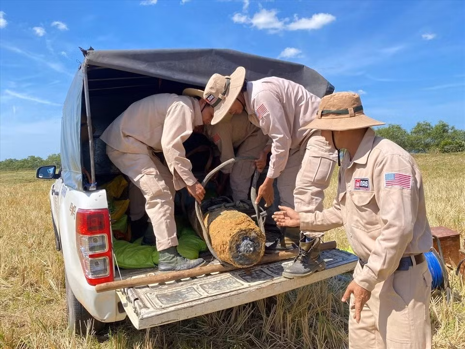 quang binh phat hien bom khung nang gan 230kg giua ruong lua hinh 1