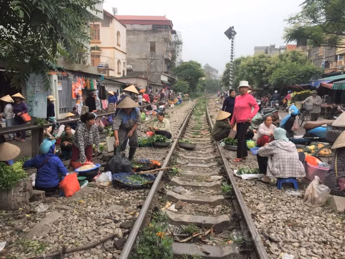 Chợ tạm họp trên đường tàu thuộc địa bàn phường Cổ Nhuế 2 (Q. Bắc Từ Liêm) gây mất an toàn giao thông