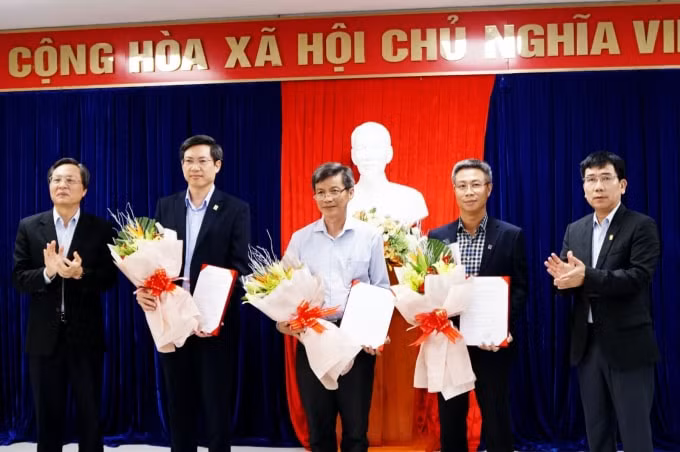 Phó Tổng giám đốc PVN, Chủ tịch HĐQT BSR Lê Xuân Huyên trao Quyết định về chuẩn y bổ sung Ủy viên Ban Thường vụ Đảng ủy Công ty BSR nhiệm kỳ 2015-2020