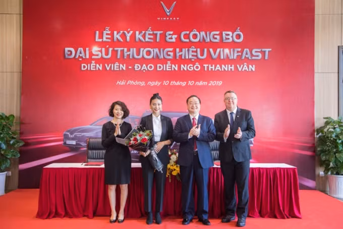 Diễn viên, đạo diễn Ngô Thanh Vân chụp hình cùng ban lãnh đạo VinFast sau lễ ký kết và công bố đại sứ thương hiệu VinFast.