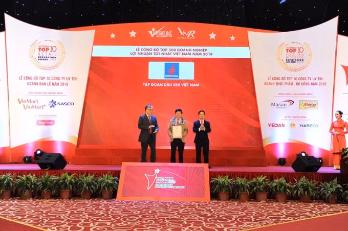 Đại diện PVN nhận vinh danh Doanh nghiệp dẫn đầu 500 doanh nghiệp có lợi nhuận tốt nhất Việt Nam năm 2019