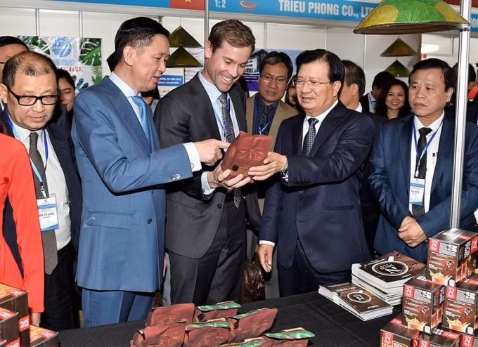 Phó Thủ tướng Trịnh Đình Dũng thăm gian hàng hội chợ - Ảnh: VGP