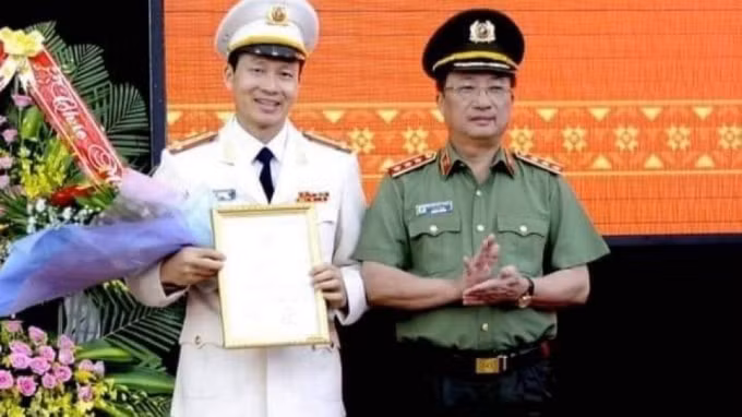Thượng tướng Nguyễn Văn Thành, Thứ trưởng Bộ Công an trao quyết định điều động và bổ nhiệm cho Đại tá Vũ Hồng Văn. Ảnh: GT.