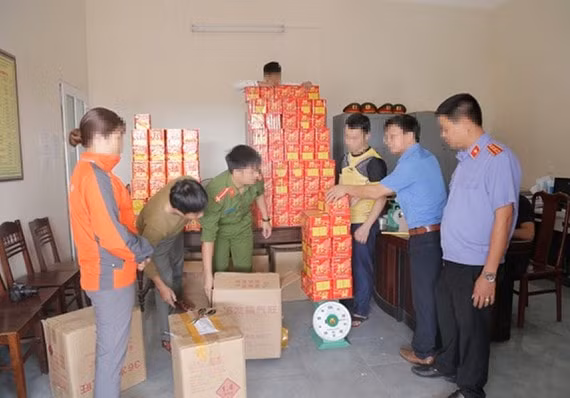 Cơ quan chức năng Hà Tĩnh thu giữ số lượng lớn pháo nổ. Ảnh: Công an Hà Tĩnh