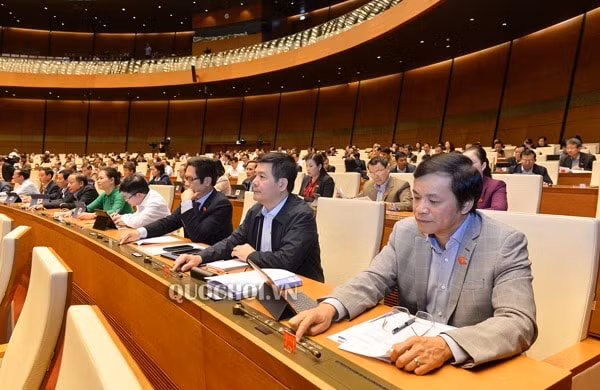 Các đại biểu Quốc hội nhấn nút biểu quyết&nbsp; thông qua Bộ luật Lao động(sửa đổi). Ảnh: Trung tâm Báo chí Quốc hội