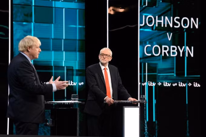 Thủ tướng Anh Boris Johnson (trái) và lãnh đạo đảng Lao động Jeremy Corbyn trong cuộc tranh luận trên sóng truyền hình hôm 19/11. Ảnh: Reuters