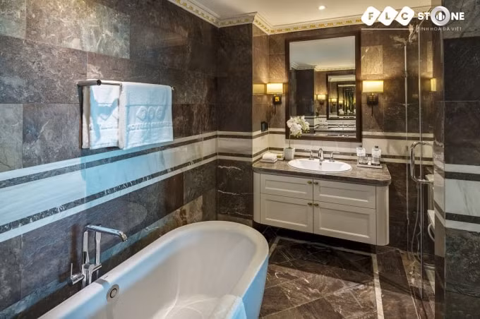 Ốp lát tường và sàn đá nhà tắm bằng đá marble tự nhiên Hồng Xanh Vân Mây của FLC STONE giúp không gian trở nên thư thái, hài hòa với thiên nhiên