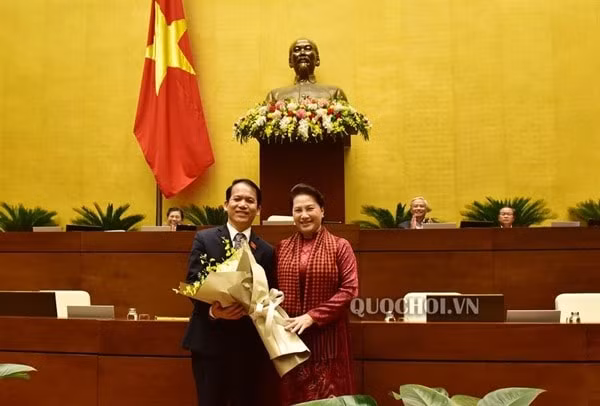 Chủ tịch Quốc hội Nguyễn Thị Kim Ngân tặng hoa, chúc mừng tân Chủ nhiệm Ủy ban Pháp luật khóa XIV của Quốc hội Hoàng Thanh Tùng. Ảnh: Trung tâm Báo chí Quốc hội