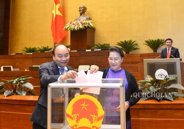 Thủ tướng Chính phủ và Chủ tịch Quốc hội bỏ phiếu miễn nhiệm Ủy viên UBTV Quốc hội, Chủ nhiệm Ủy ban Pháp luật của Quốc hội tại phiên họp chiều 22/11, Kỳ họp thứ 8 Quốc hội khóa XIV. Ảnh: Trung tâm Báo chí Quốc hội