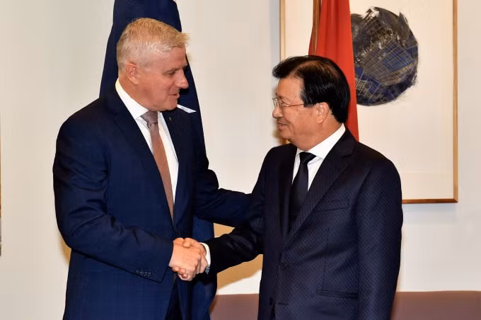 Phó Thủ tướng Trịnh Đình Dũng và Phó Thủ tướng Australia Michael McCormack . Ảnh: VGP