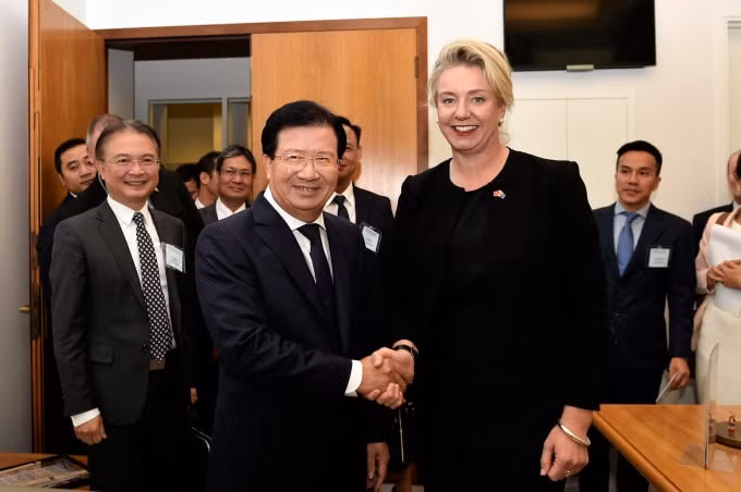 Phó Thủ tướng Trịnh Đình Dũng và Bộ trưởng Nông nghiệp Australia Bridget McKenzi. Ảnh: VGP