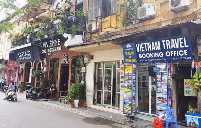 Phóng viên Báo Kinh tế & Đô thị đã mất khá nhiều thời gian để kiểm đếm các bảng biểu vi phạm trên các con phố ở Hà Nội. Ảnh: Ngọc Tú.