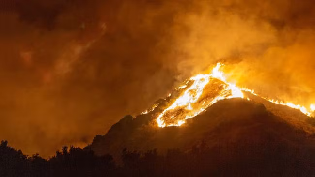 Đám cháy lớn trên một sườn đồi gần Somis, bang California, Mỹ đầu tháng 11. Ảnh: Getty