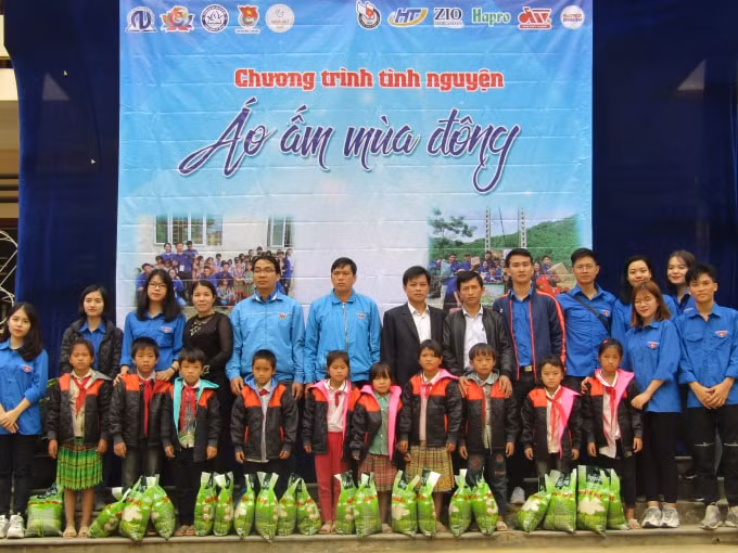 Gần 200 phần quà cùng chăn đệm cũng đã được trao cho các em học sinh trường tiểu học Nậm Tha.