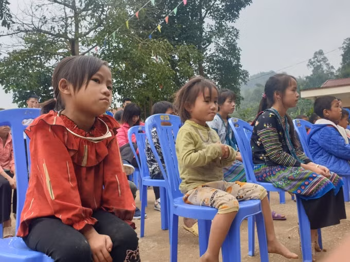 Do giao thông đi lại còn gặp nhiều khó khăn, nên các em học sinh tại Nậm Chày đa phần phải học bán trú tại trường.