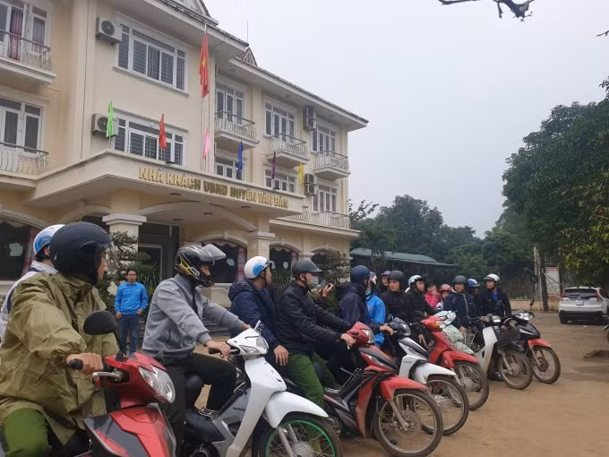 Các đoàn viên thuộc khối công an huyện đã hỗ trợ nhiệt tình cho đoàn trong suốt hành trình thực hiện chương trình 'áo ấm mùa đông' tại Văn Bàn.