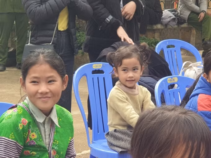 Với những phần quà của chương trình 'áo ấm mùa đông', hy vọng mùa đông năm nay của các em học sinh Nậm Chày sẽ phần nào vơi đi những khó khăn.