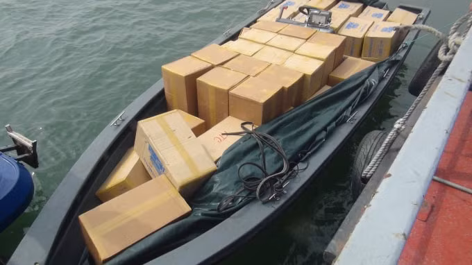 Các thùng hàng chứa thuốc lá ngoại