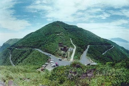 Hải Vân&nbsp;quan nằm trên&nbsp;đỉnh đèo Hải Vân&nbsp;là&nbsp;vị trí chiến lược&nbsp;xung yếu của Thuận Hóa - Phú Xuân - Huế về&nbsp;quân sự&nbsp;cũng như giao thông đường bộ.
