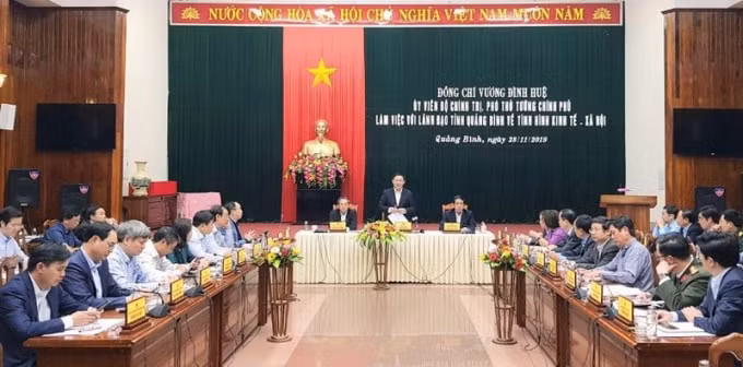 Phó Thủ tướng Vương Đình Huệ phát biểu tại buổi làm việc với lãnh đạo tỉnh Quảng Bình về tình hình kinh tế - xã hội. Ảnh: Nguyên Phong