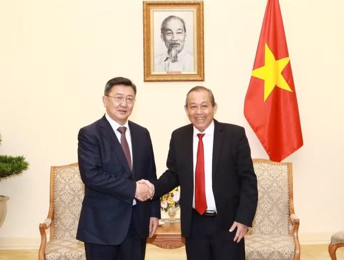 Phó Thủ tướng Thường trực Trương Hòa Bình tiếp Bộ trưởng Bộ Quốc phòng Mông Cổ Nyamaa Enkhbold tại Trụ sở Chính phủ. Ảnh: VGP