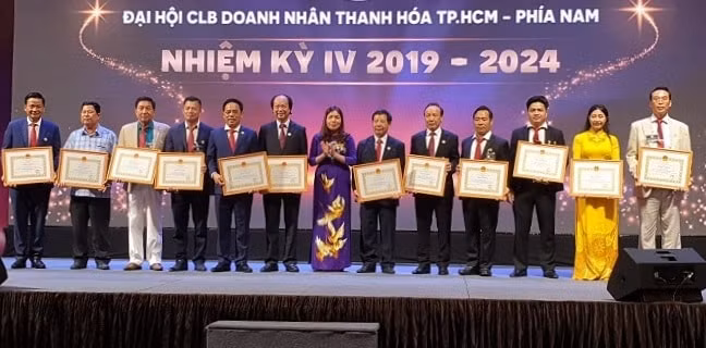 Phó Chủ tịch UBND tỉnh Thanh Hóa Lê Thị Thìn tặng Bằng khen cho BCH HTBC nhiệm kỳ III.