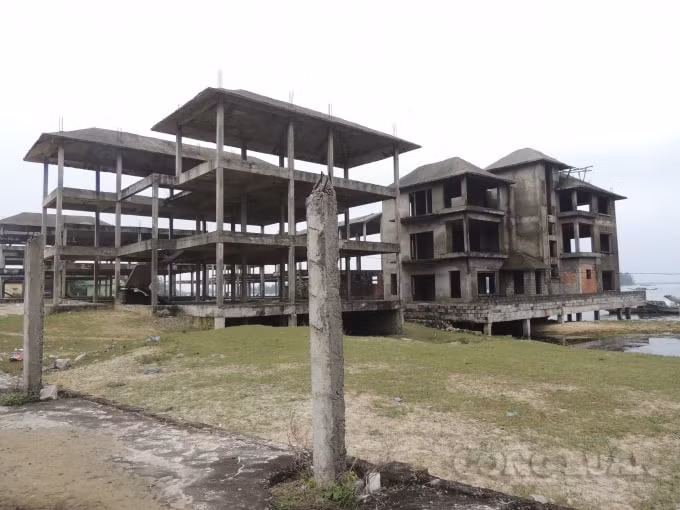 Các căn nhà kiểu mẫu của DA Khu đô thị, du lịch nghỉ dưỡng Vinconstec tại xã Phú Thuận huyện Phú Vang đang bị bỏ hoang.