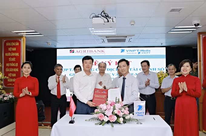 Đại diện Agribank và VNPT Media ký kết Thoả thuận hợp tác (Ông Nguyễn Hải Long – Phó TGĐ Agribank và ông Dương Thành Long – TGĐ VNPT ký kết).