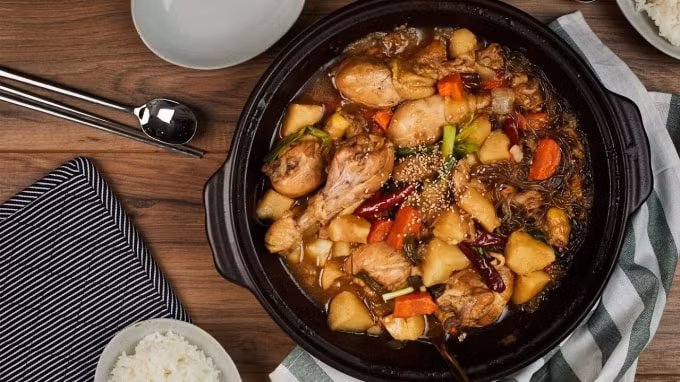 Canh gà hầm Jjimdak thường được nấu cùng với miến và có thể ăn kèm cơm nóng.