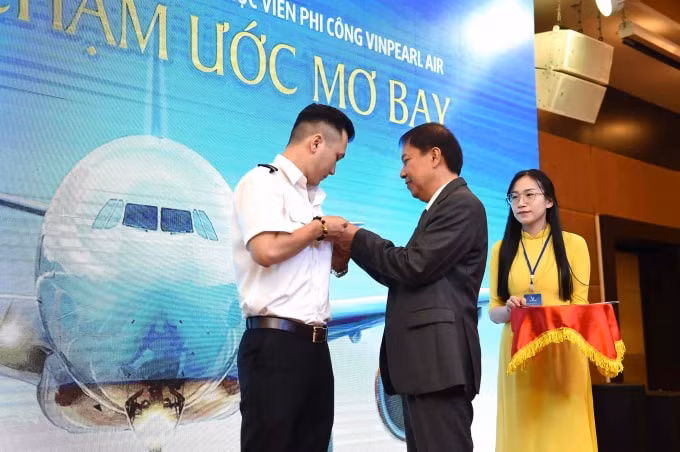 Những chiếc huy hiệu học viên VinAviation được trao cho các học viên phi công