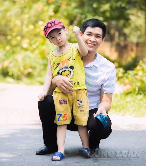 Thầy Lê văn Chinh cùng con trai. Ảnh: NVCC