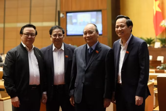 Thủ tướng Nguyễn Xuân Phúc chụp ảnh cùng các đại biểu bên hành lang Quốc hội (Bộ trưởng Đào Ngọc Dung bên phải).