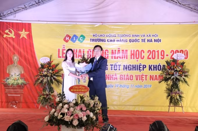 Những bó hoa tươi thắm kỷ niệm Ngày Nhà giáo Việt Nam và khai giảng năm học mới được trao tặng