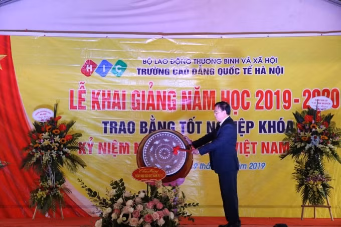 Thầy Nguyễn Công Cát - Hiệu trưởng nhà trường đánh trống khai giảng năm học mới