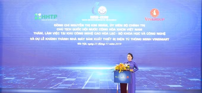 Bà Nguyễn Thị Kim Ngân, Ủy viên Bộ Chính trị, Chủ tịch Quốc hội phát biểu trong Chương trình Thăm, làm việc và dự Lễ khánh thành Nhà máy sản xuất thiết bị điện tử thông minh VinSmart tại Khu Công nghệ cao Hòa Lạc