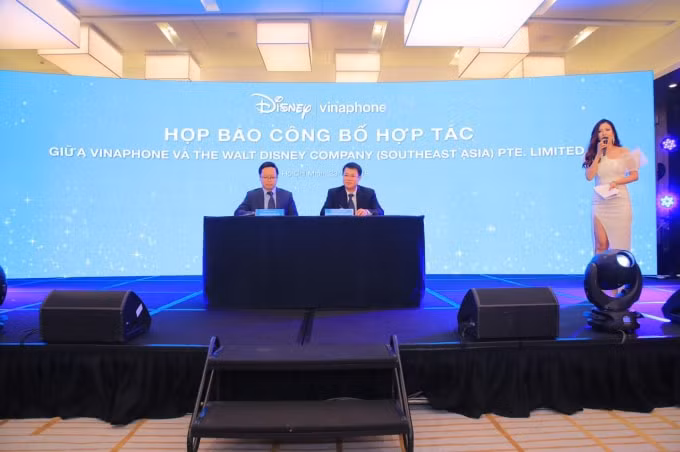 Đại diện VinaPhone trả lời phỏng vấn báo chí.