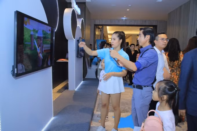 Khách hàng trải nghiệm dịch vụ mới.
