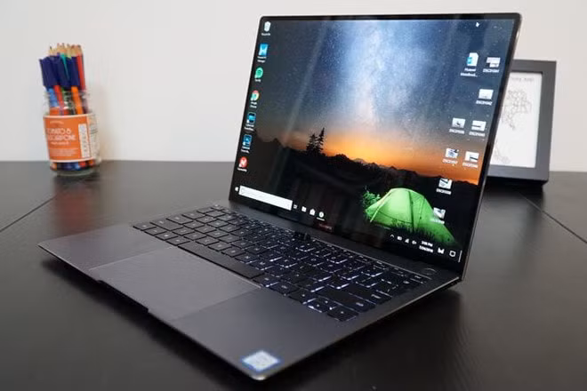 Máy tính MateBook đã được cấp phép chạy phần mềm từ Microsoft. Ảnh: AFP