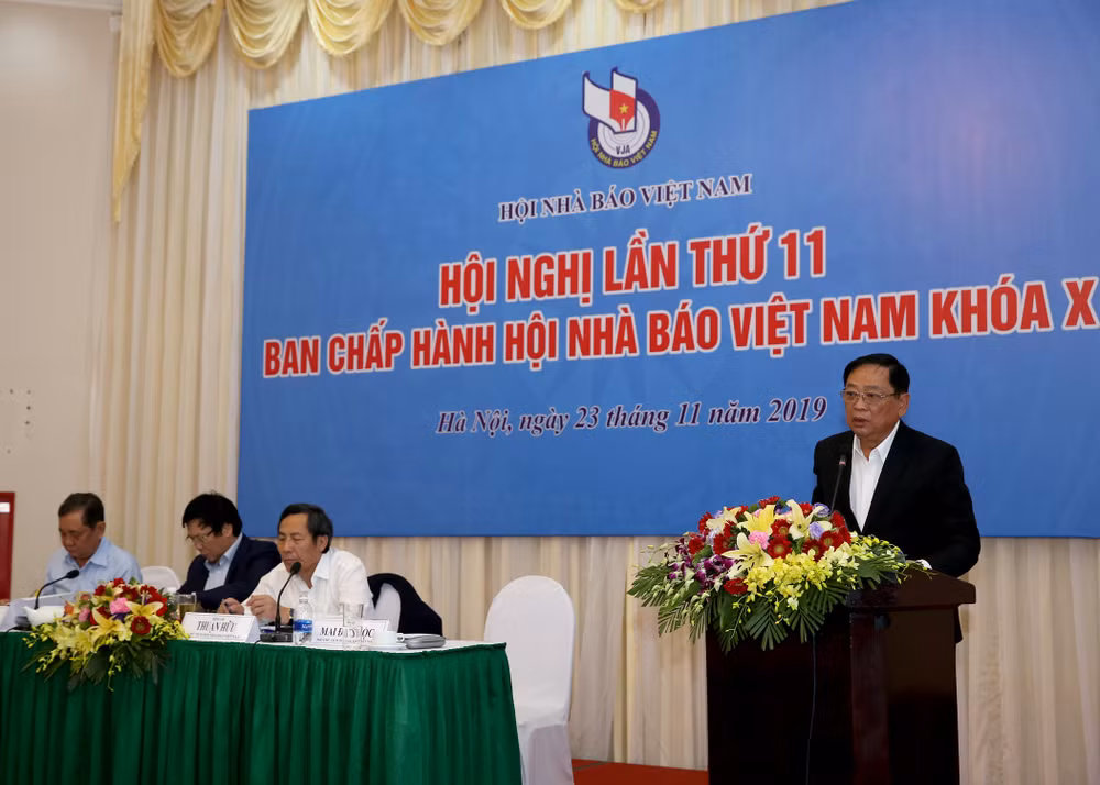 Đồng chí Mai Đức Lộc, Phó Chủ tịch Hội Nhà báo Việt Nam trình bày Báo cáo một số nội dung xin ý kiến sửa đổi, bổ sung Điều lệ Hội Nhà báo Việt Nam Khóa XI. Ảnh: Sơn Hải