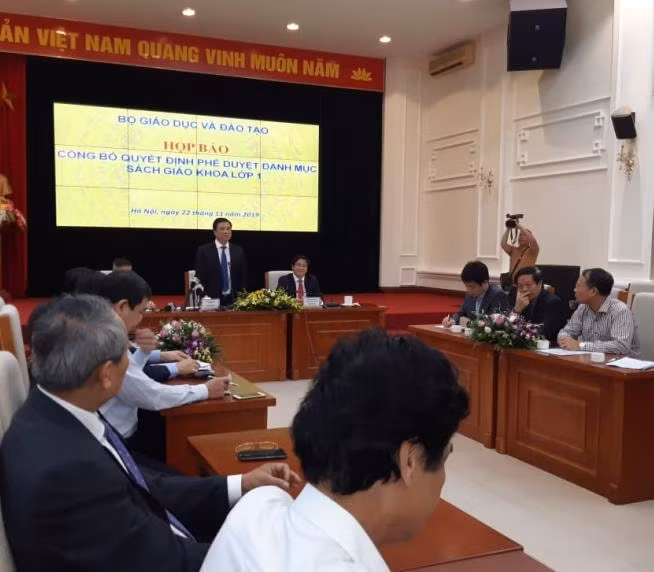 Thứ trưởng Bộ GD&ĐT Nguyễn Hữu Độ phát biểu tại buổi họp báo. Ảnh: Lương Minh.